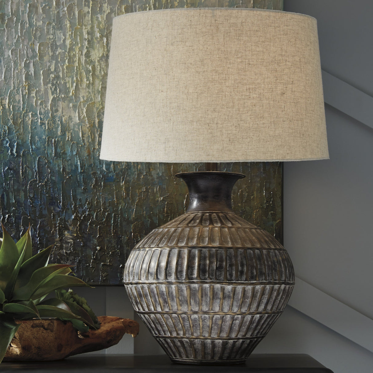 Lampe de table en métal texturé bronze antique 27 po. - Magan