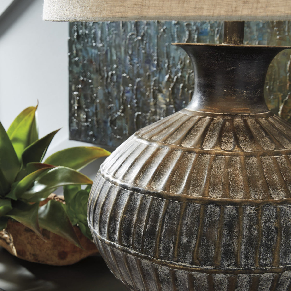 Lampe de table en métal texturé bronze antique 27 po. - Magan