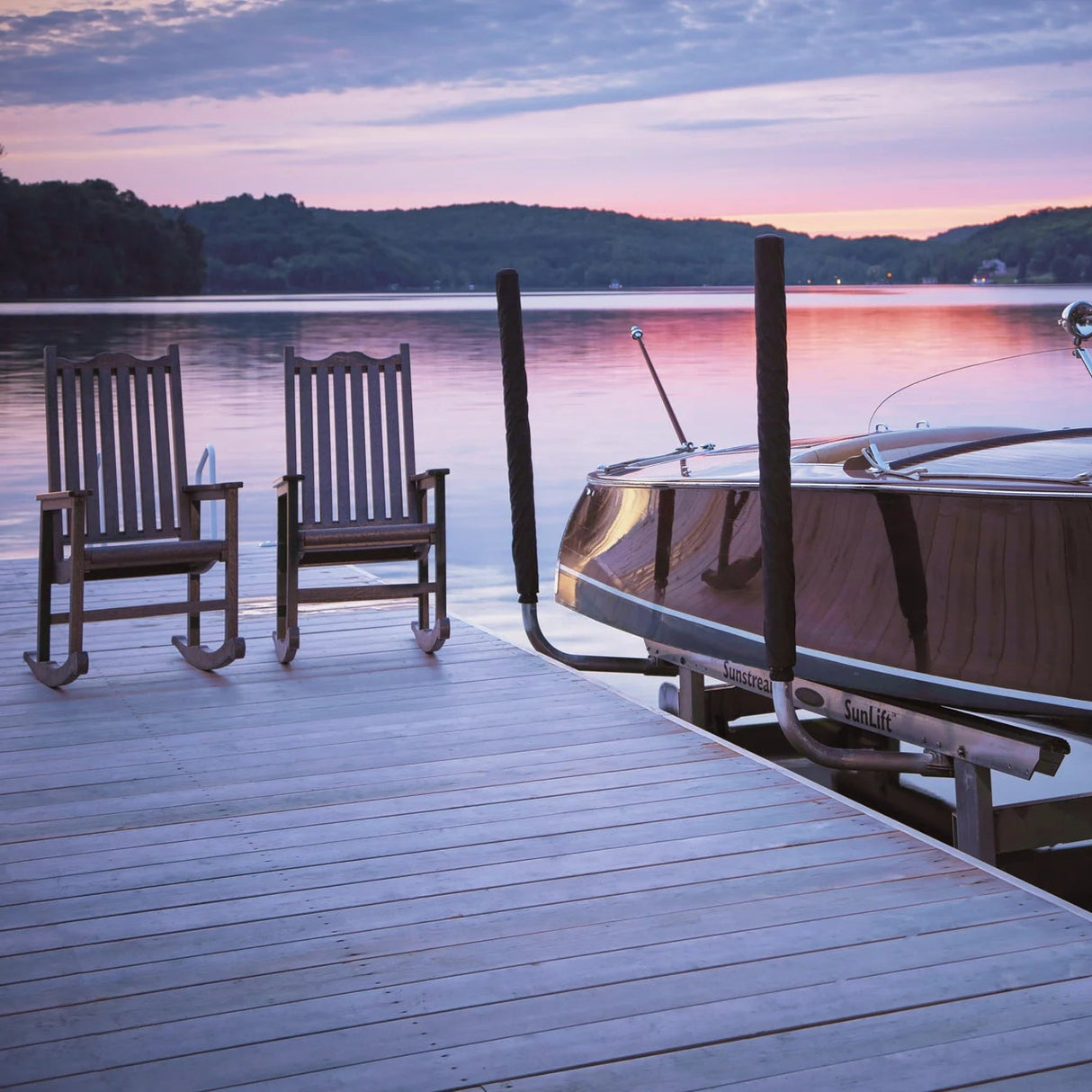 Chaise berçante extérieure grise foncée en plastique recyclé