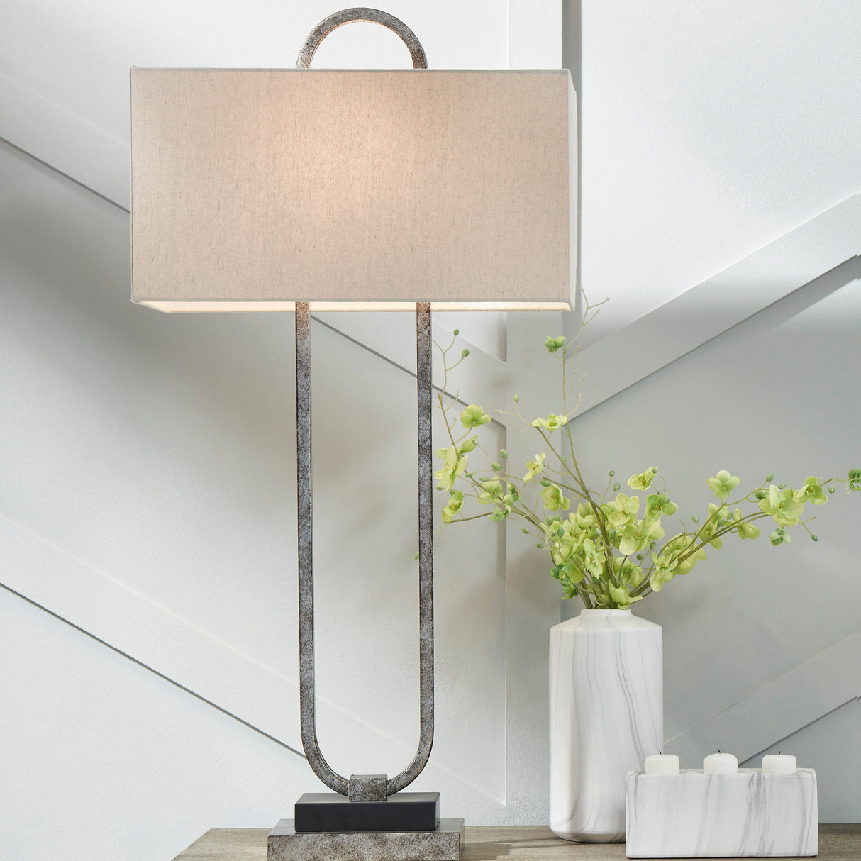 Lampe de table en métal argenté vieilli 36 po. - Bennish