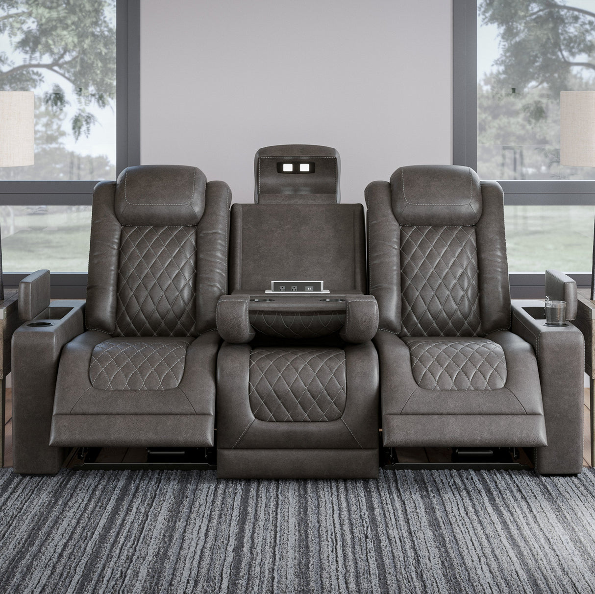 Sofa motorisé aspect cuir brun grisâtre avec table rabattable - Hyllmont