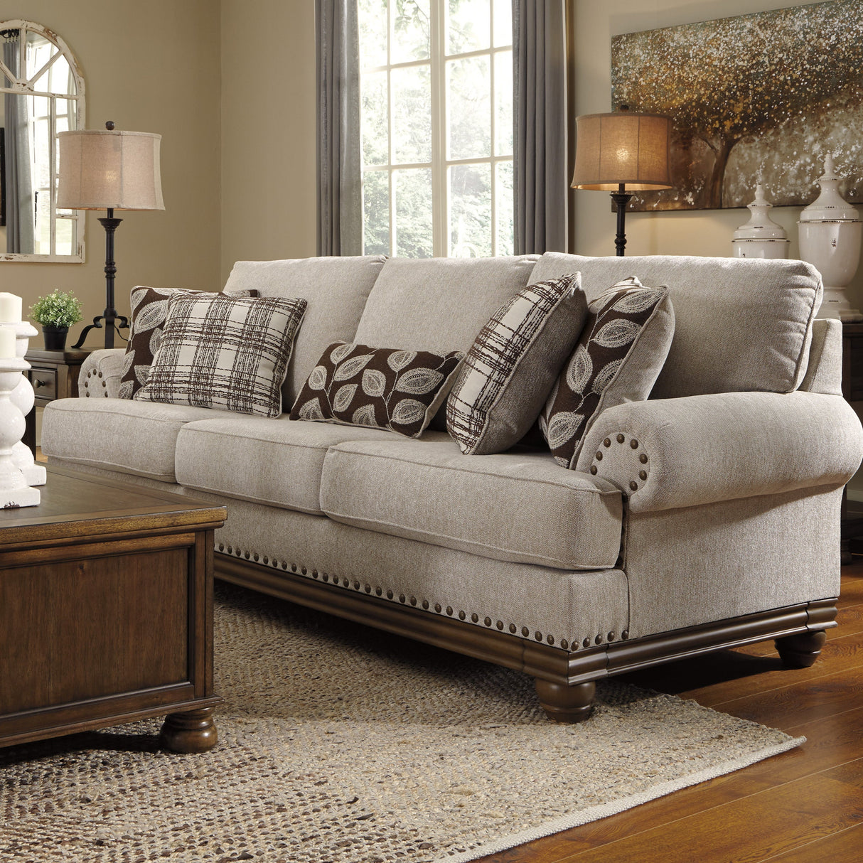 Sofa en tissu beige pâle avec coussins - Harleson