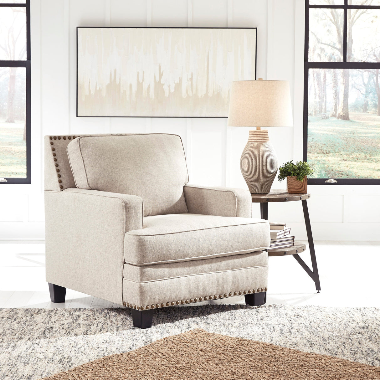 Fauteuil en tissu beige effet lin avec garniture cloutée - Claredon