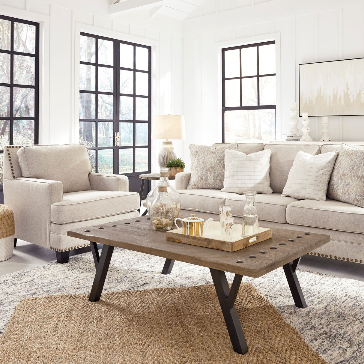 Fauteuil en tissu beige effet lin avec garniture cloutée - Claredon