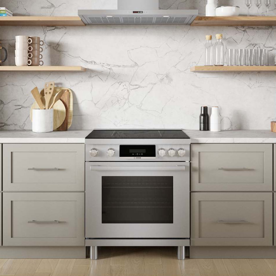 Cuisinière à induction encastrable 30 po, 3,9 pi³ Inox avec Convection Multi-Rack et QuietClose - Série 800