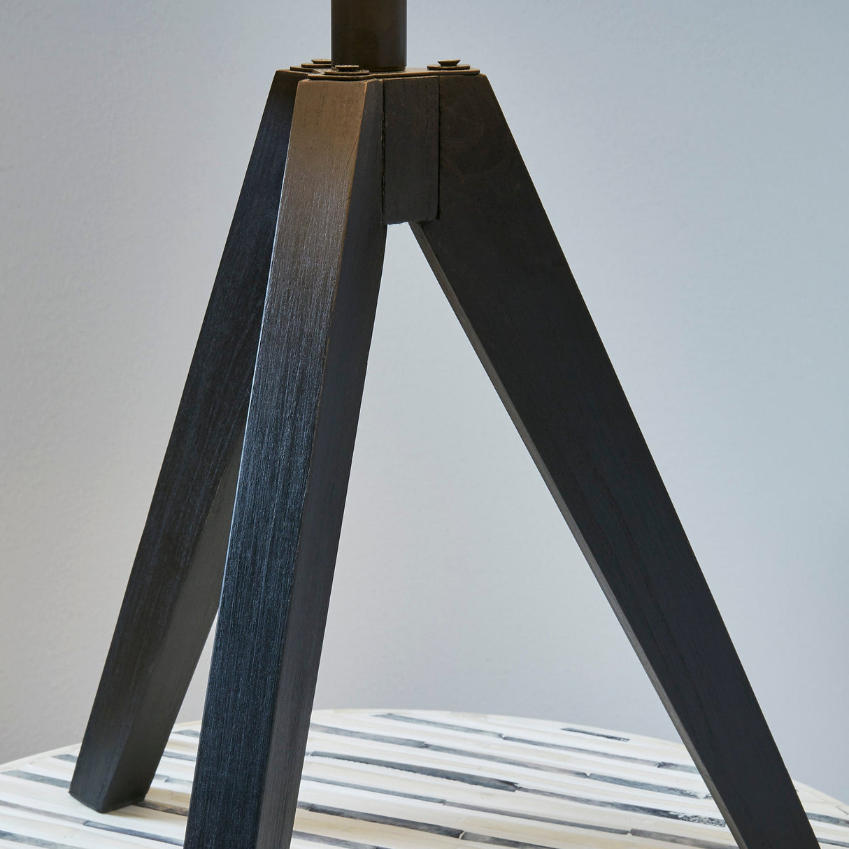 Ensemble de 2 lampes de table trépied en bois noir 24 po. - Laifland