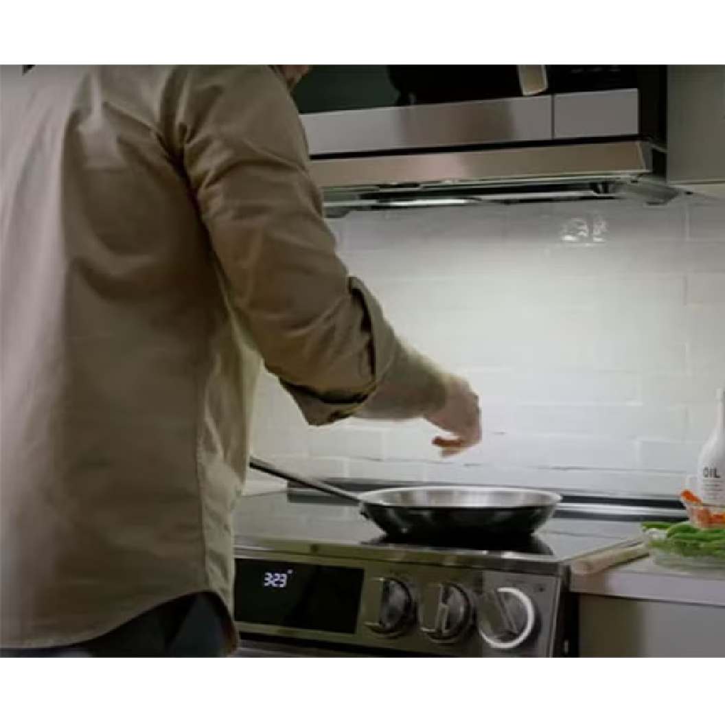 Micro-ondes à hotte intégrée 30 po, 1,8 pi³ Inox noir avec IA