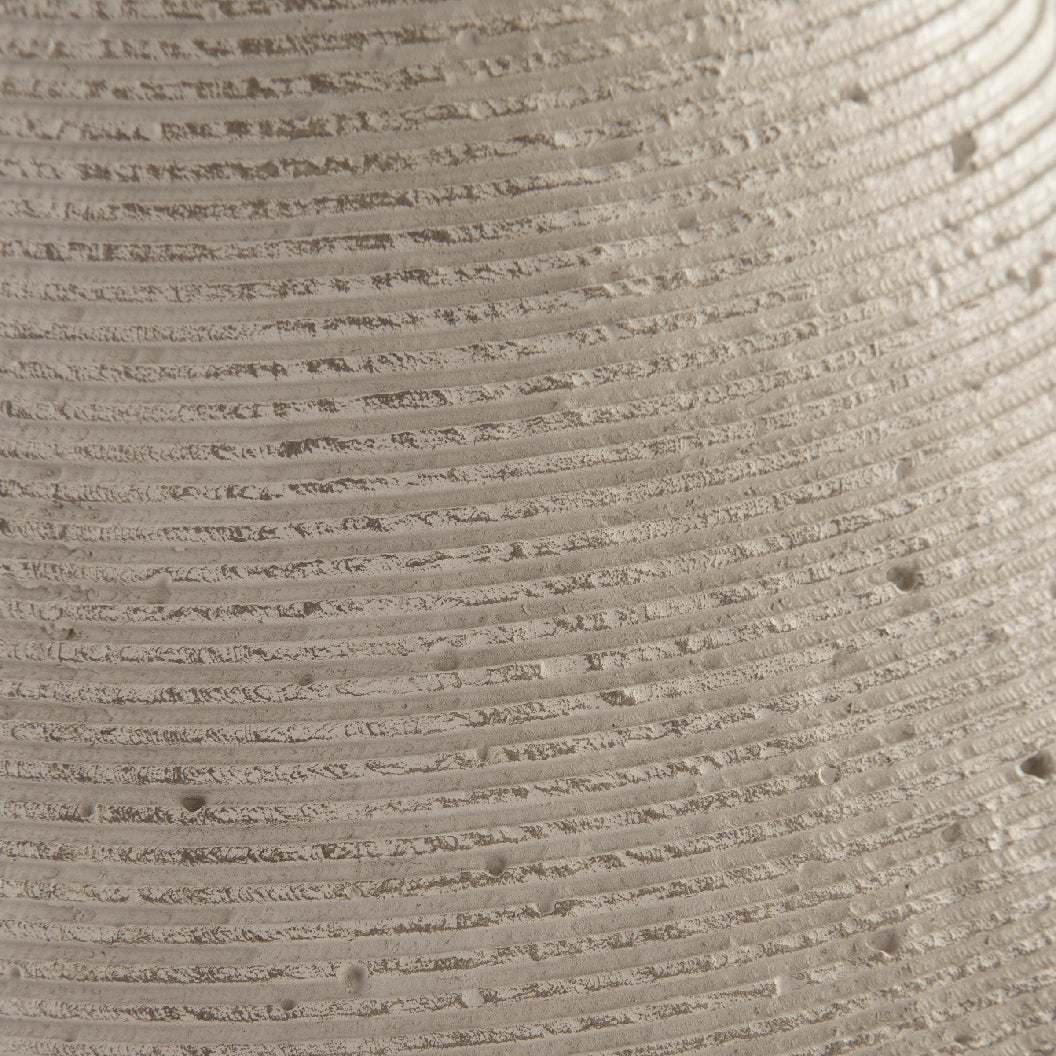 Grand vase en polyrésine d'une texture côtelée beige antique - Hannela