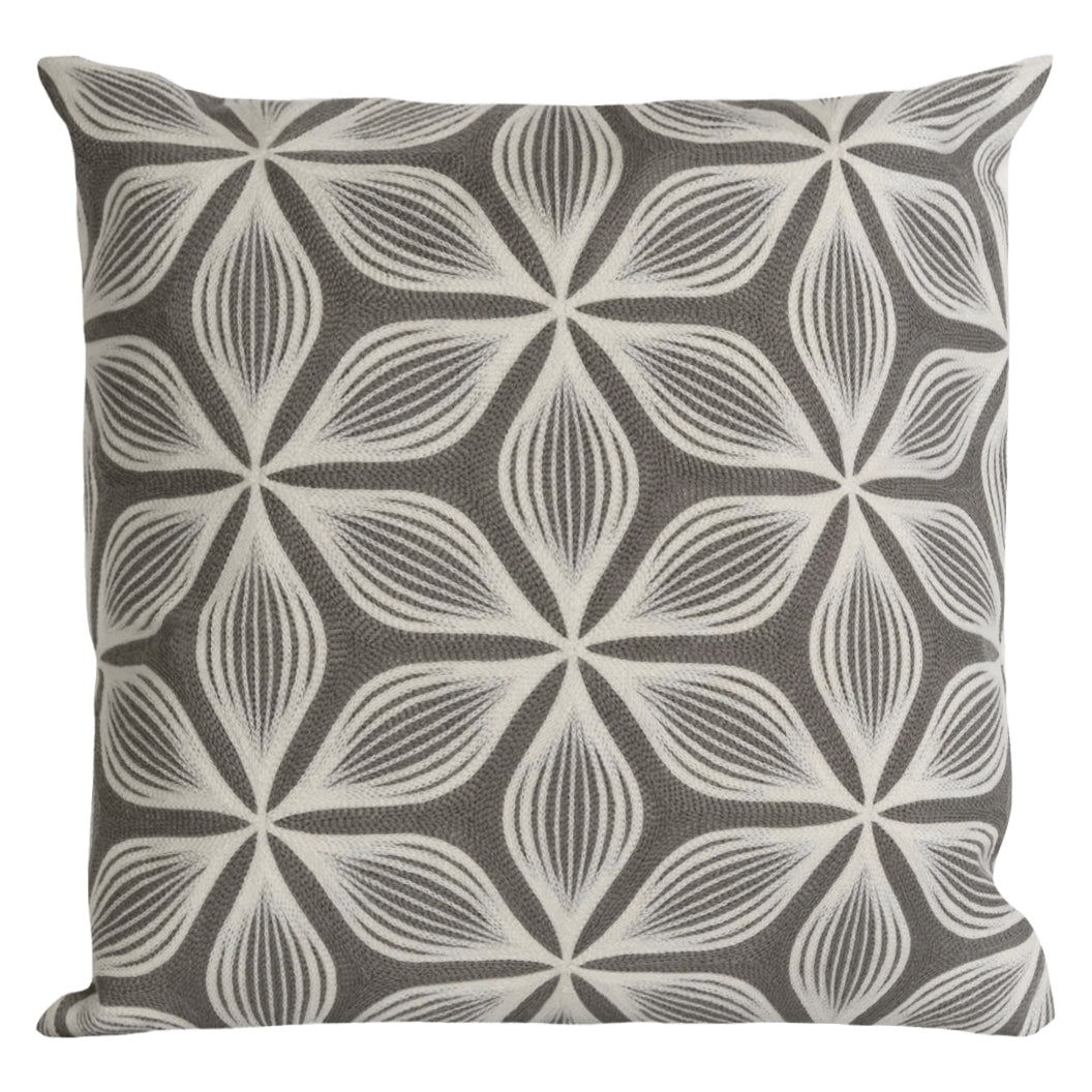 Coussin 18 x 18 po en acrylique brodé gris taupe - Ida