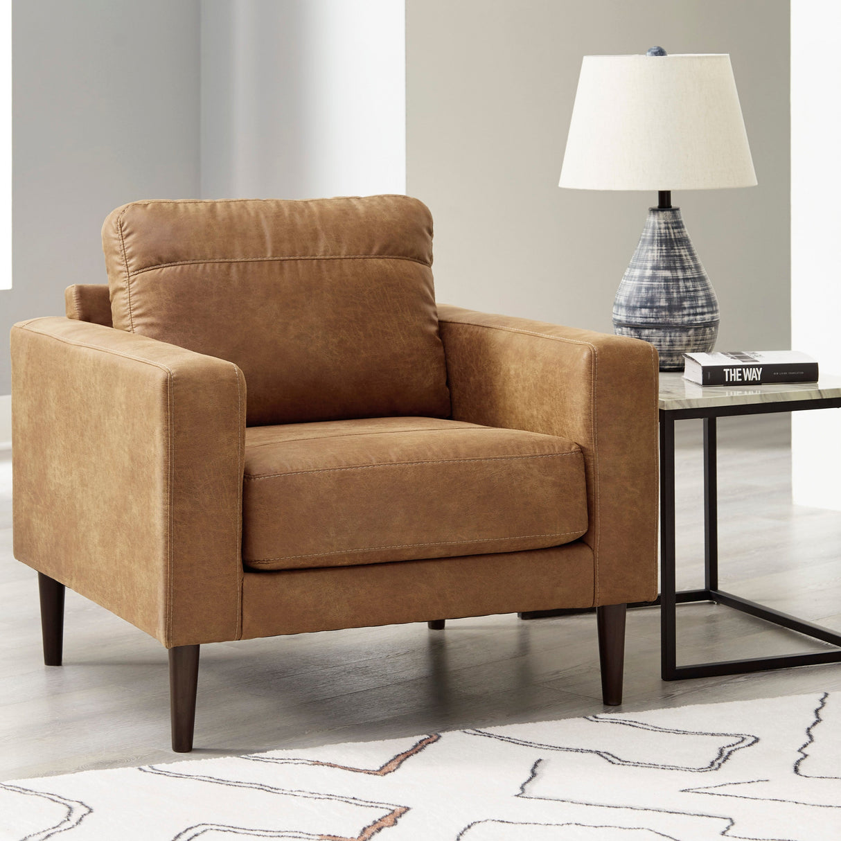 Fauteuil aspect cuir brun caramel - Telora