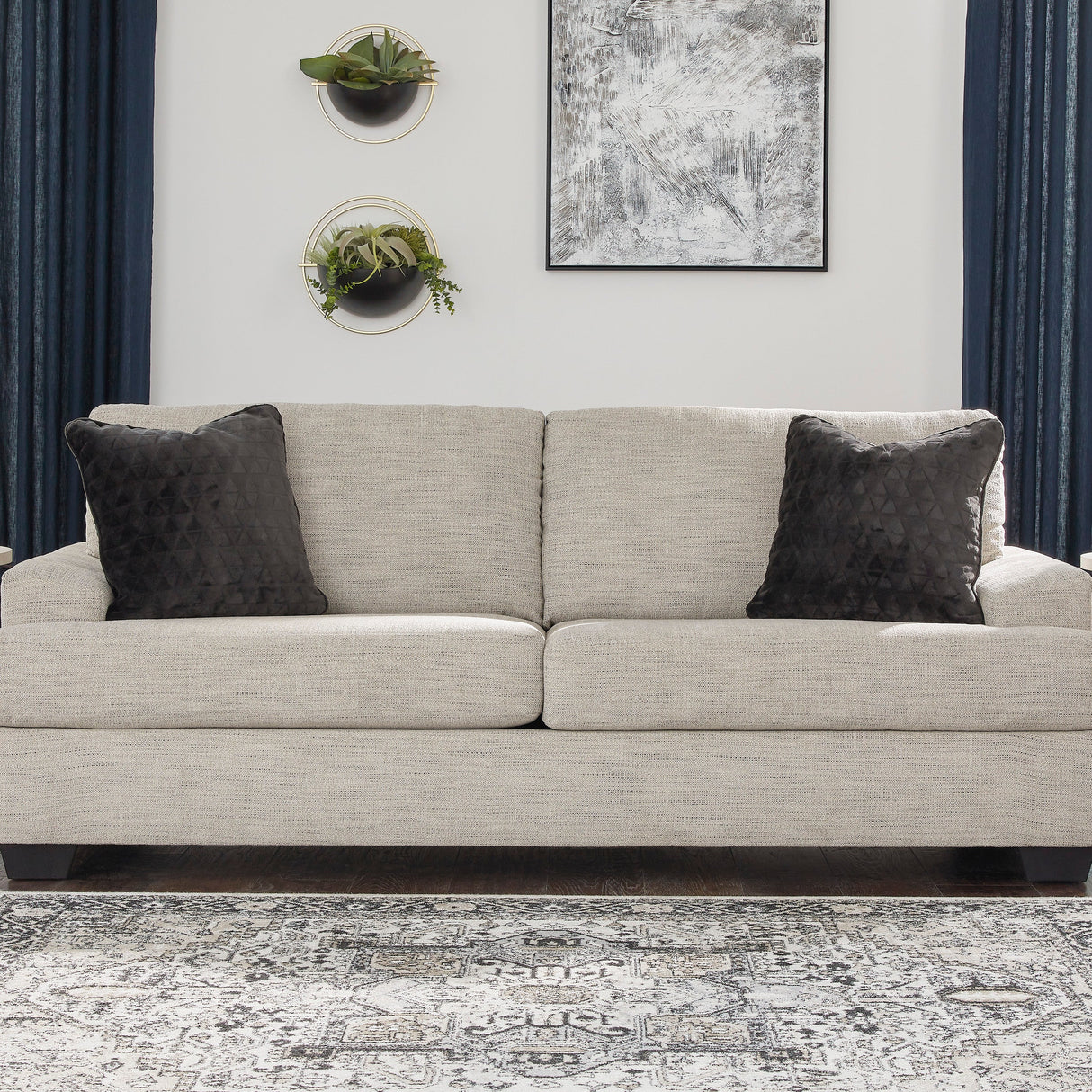 Sofa condo en tissu beige pâle avec coussins - Vayda
