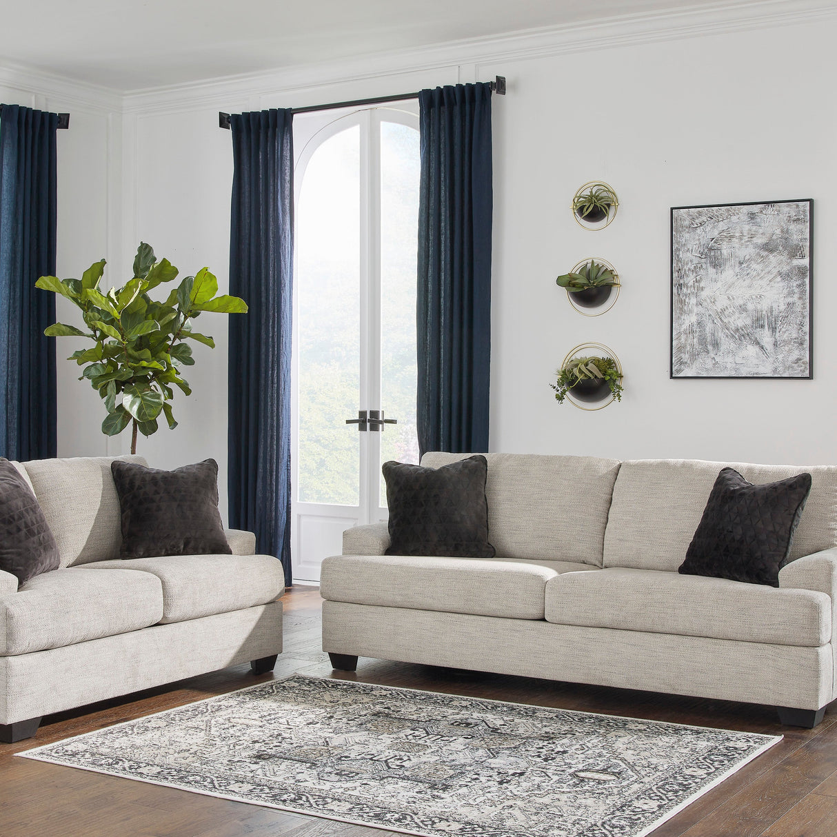 Sofa condo en tissu beige pâle avec coussins - Vayda