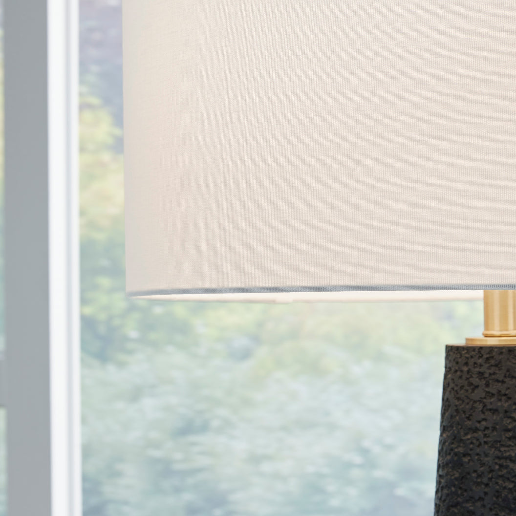 Lampe sur pied en polyrésine noire texturée 68 po. - Hallburg