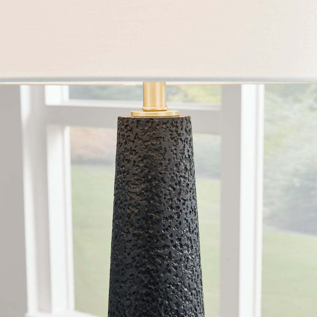 Lampe sur pied en polyrésine noire texturée 68 po. - Hallburg