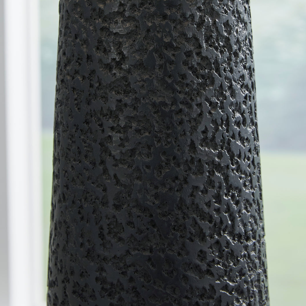 Lampe sur pied en polyrésine noire texturée 68 po. - Hallburg