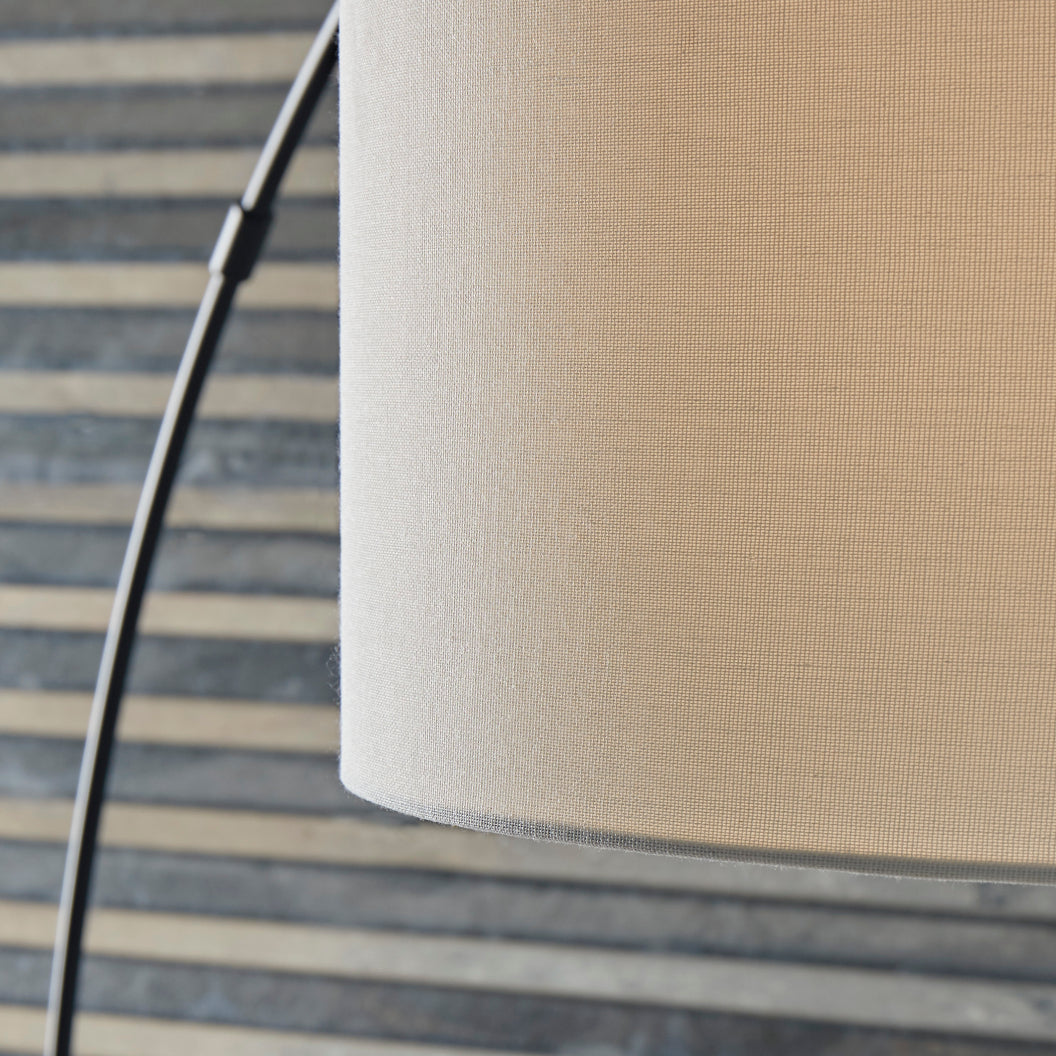 Lampe sur pied arquée en métal noir 85 po. - Veergate