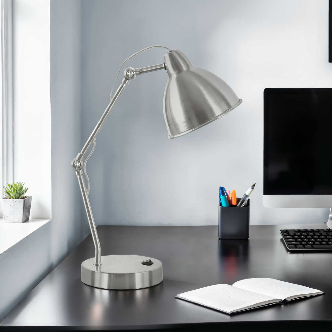 Lampe de table en métal nickel avec port USB intégré 17 po - I 9659