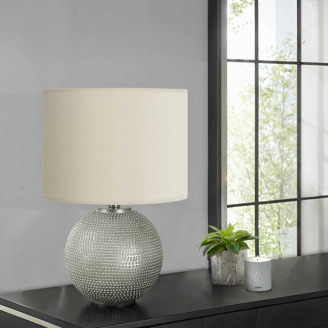 Lampe de table en résine grise texturée en forme de globe 19 po - I 9653