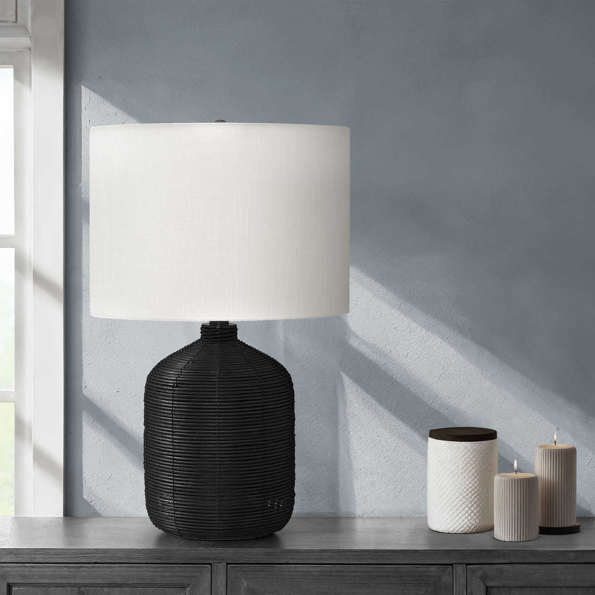 Lampe de table en rotin et métal noir 23 po - I 9734