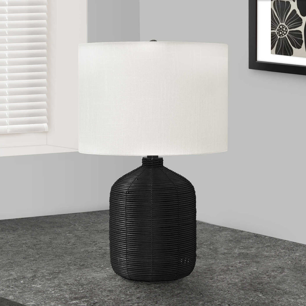 Lampe de table en rotin et métal noir 23 po - I 9734