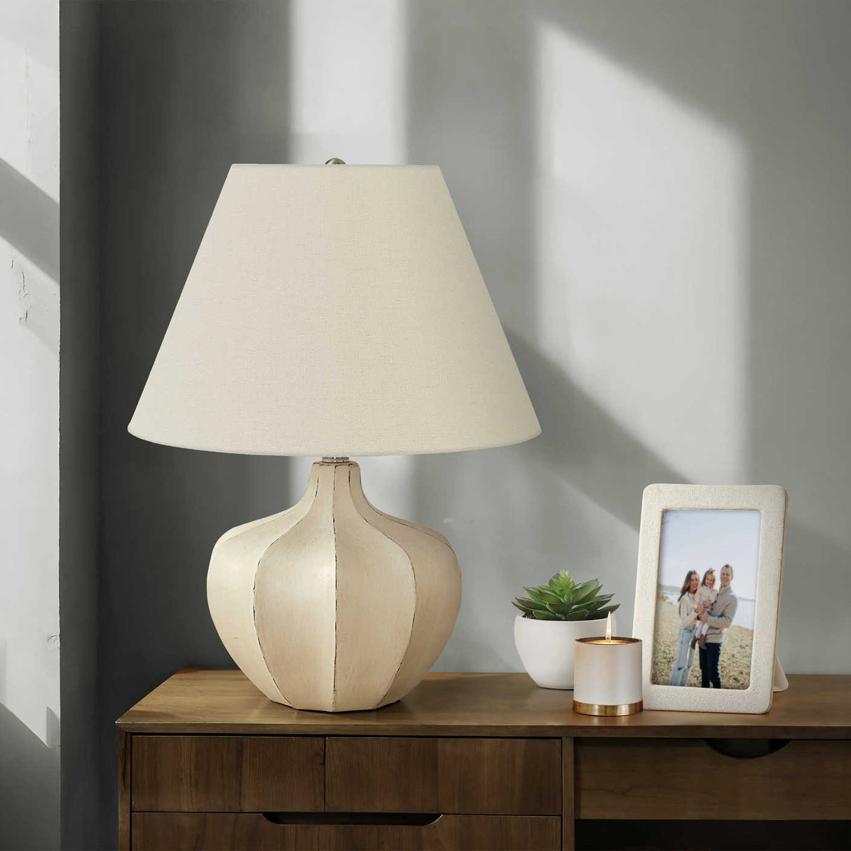 Lampe de table en résine crème texturée 21 po - I 9733