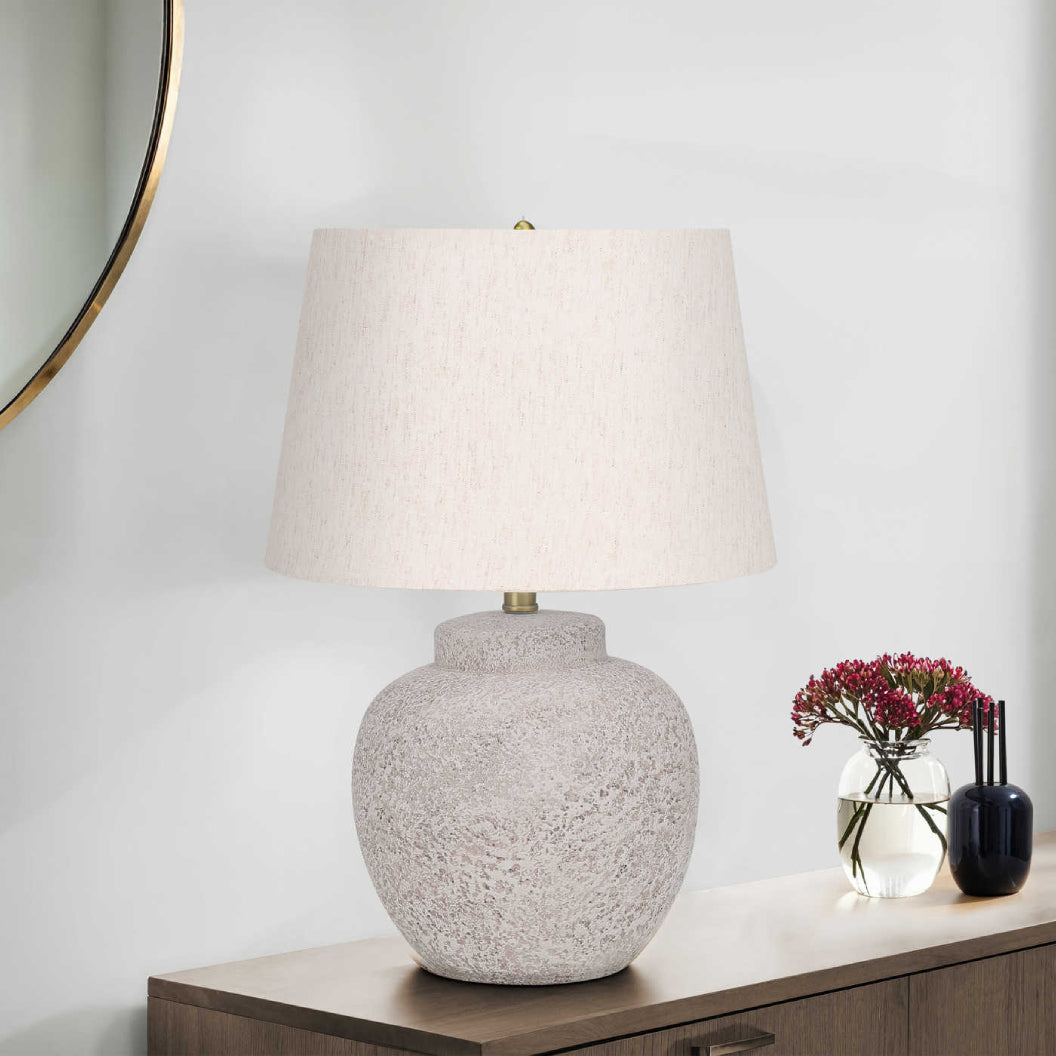 Lampe de table en béton texturé crème en forme d'urne 22 po. - I 9732