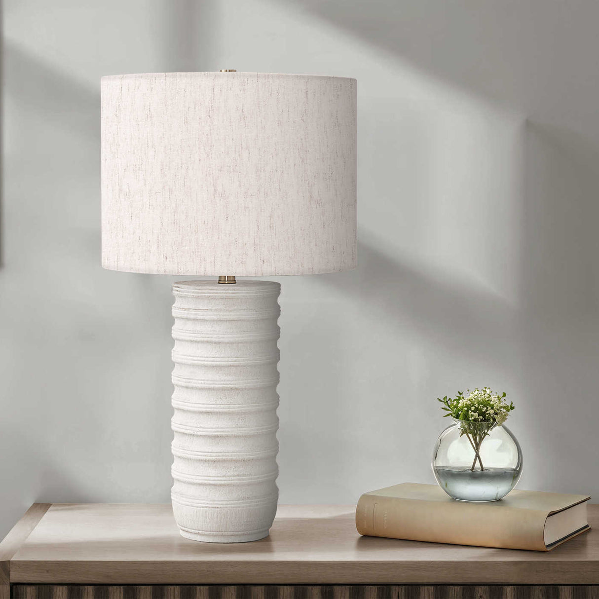 Lampe de table en polyrésine crème texturée 28 po - I 9706