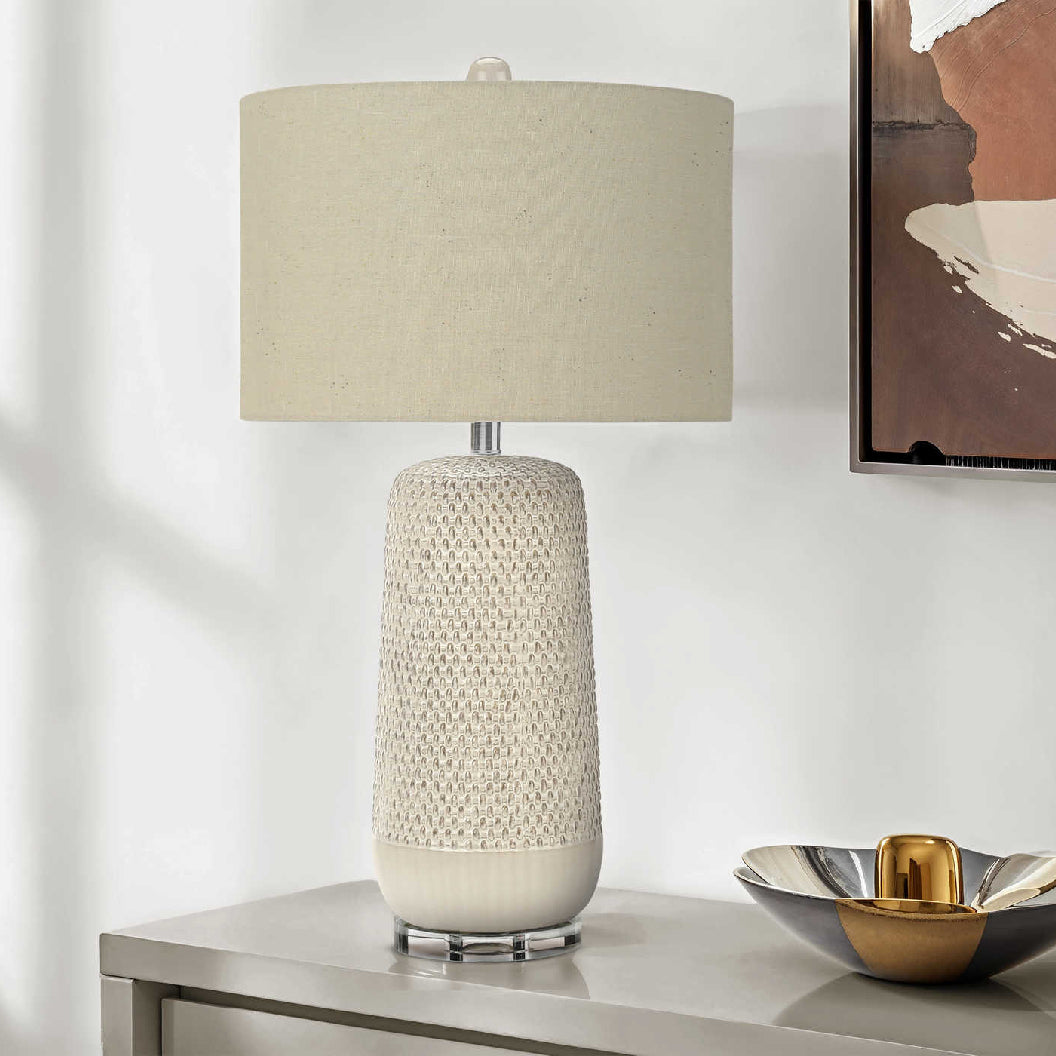 Lampe de table en céramique crème avec un motif en relief 31 po - I 9605