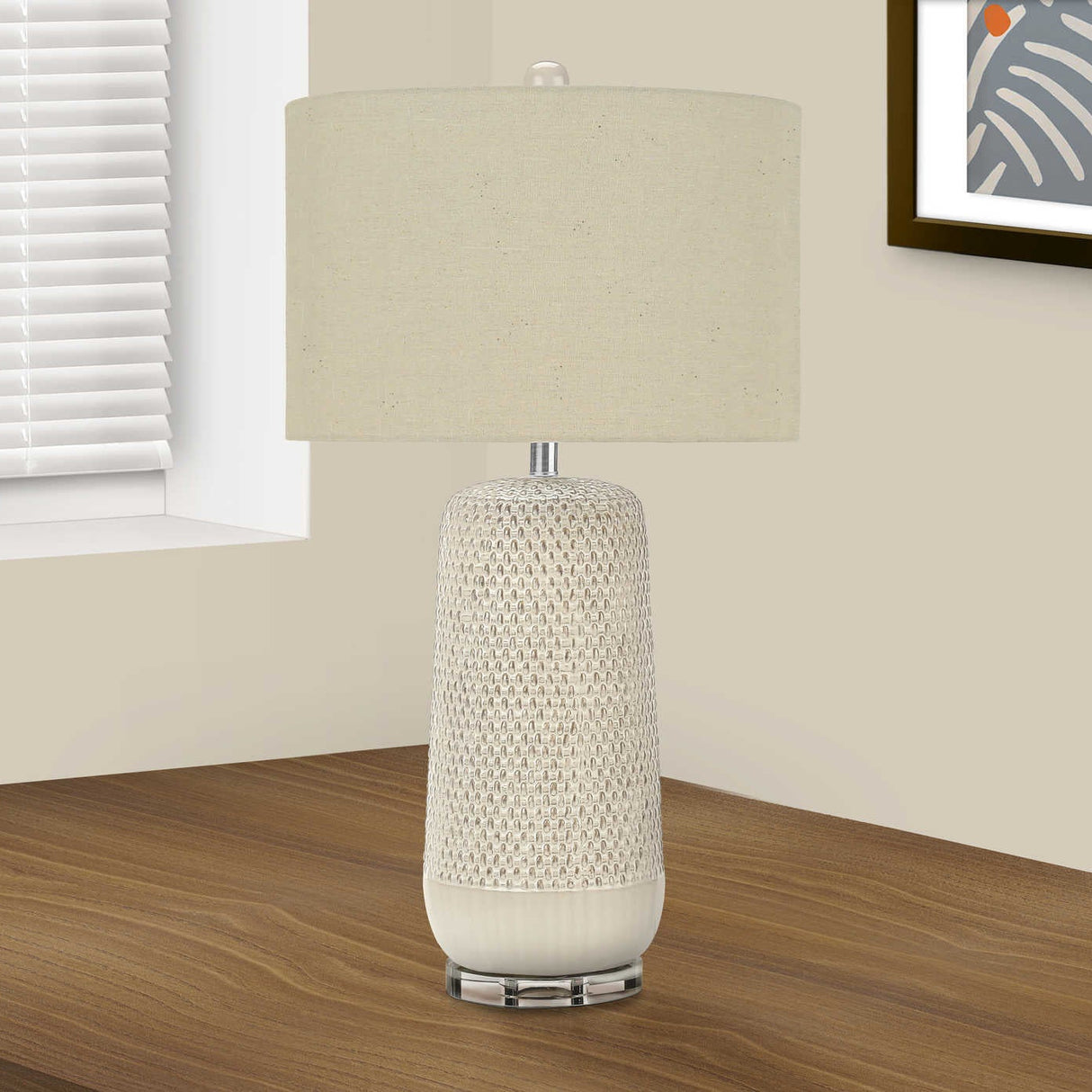 Lampe de table en céramique crème avec un motif en relief 31 po - I 9605