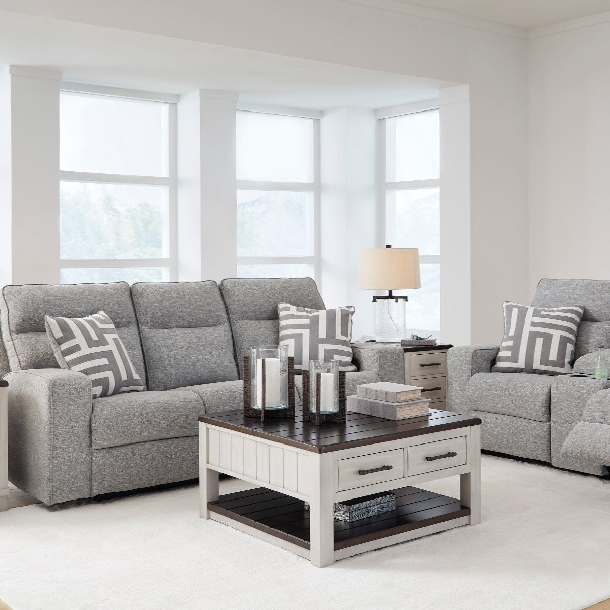 Sofa motorisé en tissu gris pâle avec coussins - Biscoe