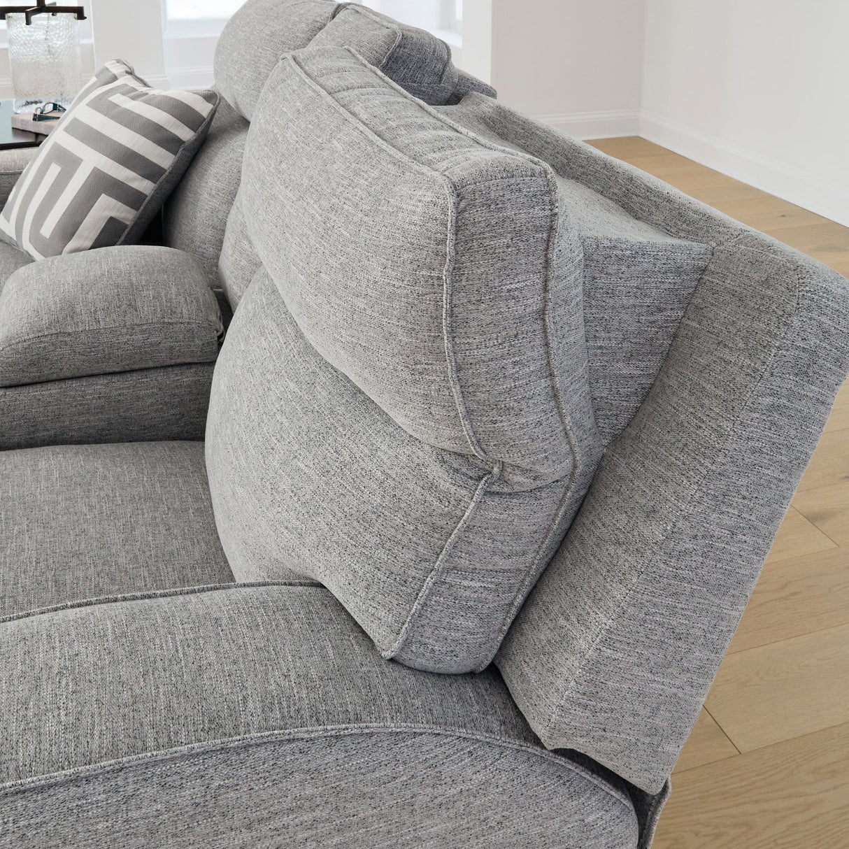 Causeuse motorisée en tissu gris pâle avec console - Biscoe