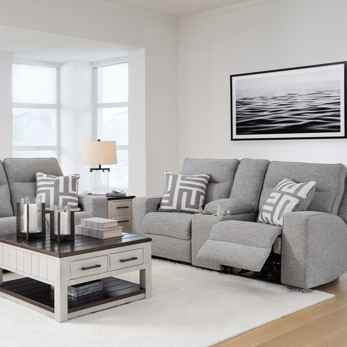 Causeuse motorisée en tissu gris pâle avec console - Biscoe