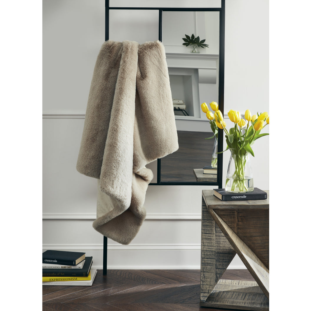 Jeté 50 x 60 po en fausse fourrure taupe - Gariland