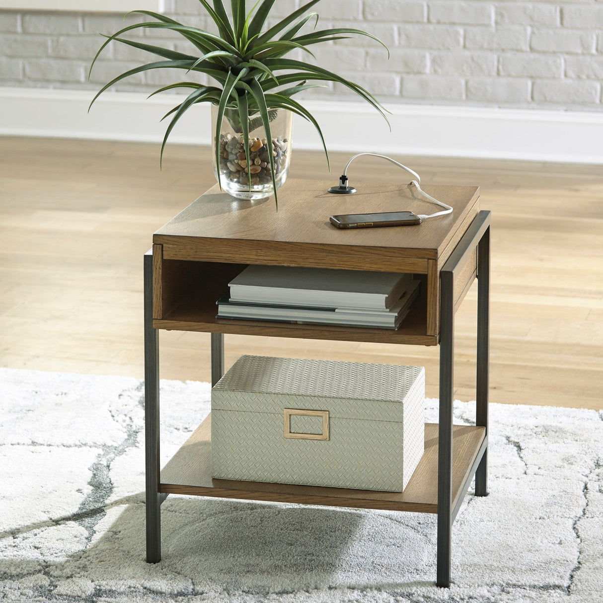 Table d'appoint en placage de bois brun clair avec prise USB - Fridley