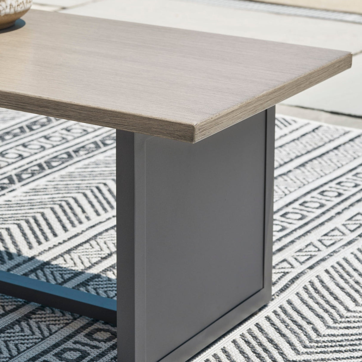 Table d'appoint extérieure en bois brun et aluminium noir - Bree Zee