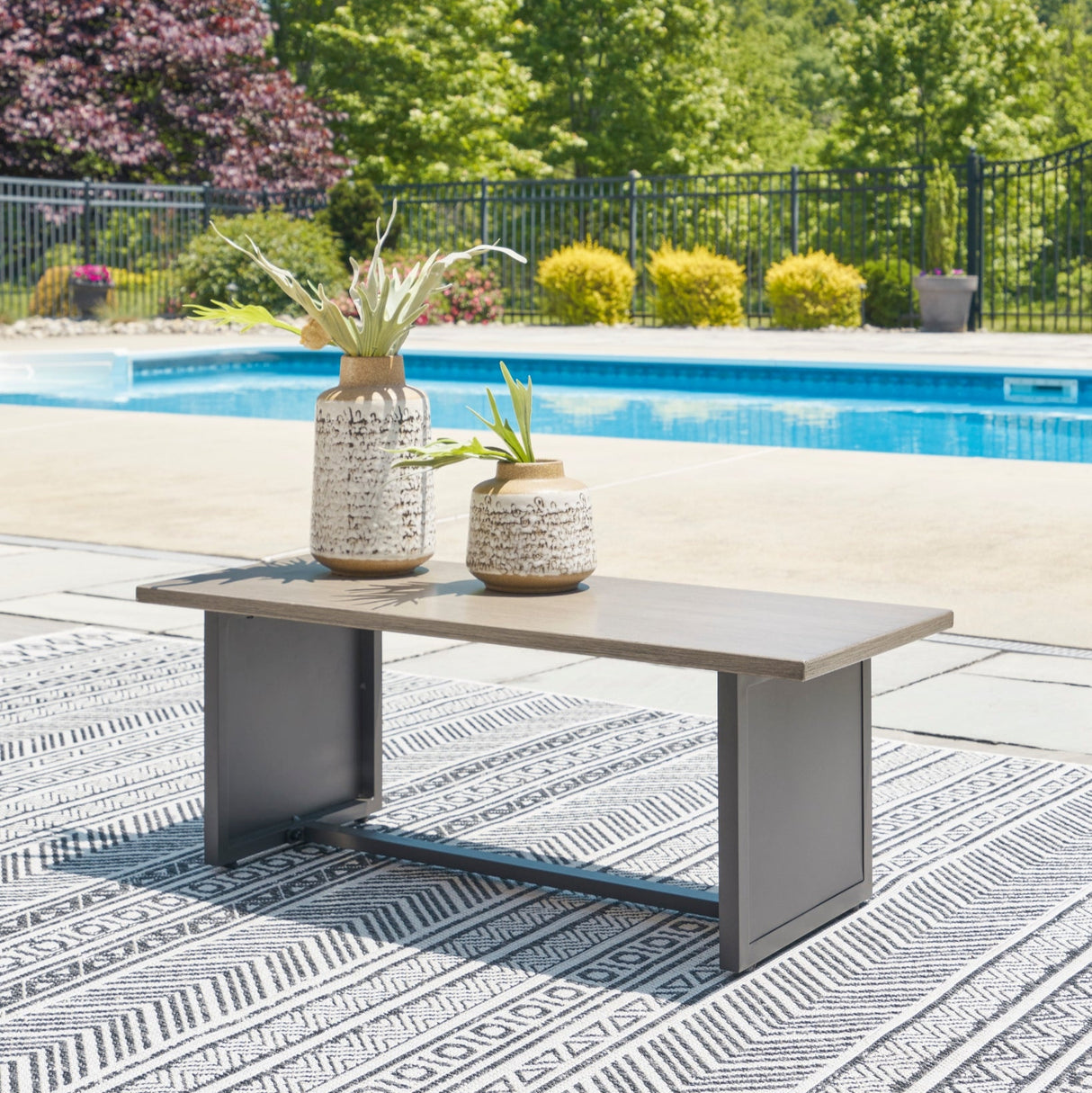 Table d'appoint extérieure en bois brun et aluminium noir - Bree Zee