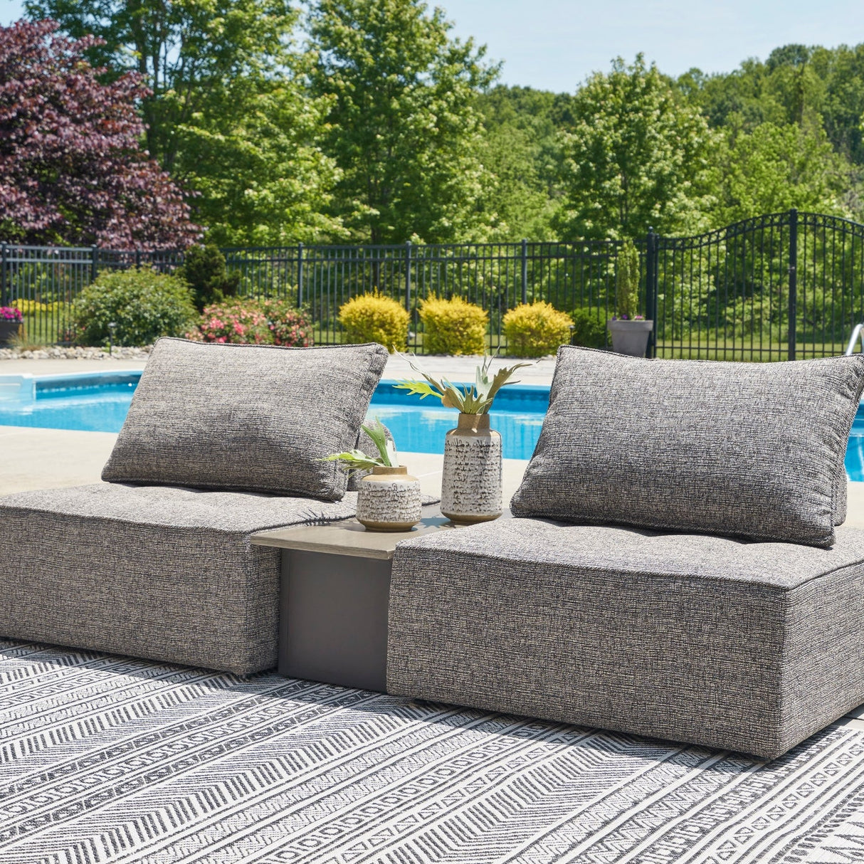 Table d'appoint extérieure en bois brun et aluminium noir - Bree Zee