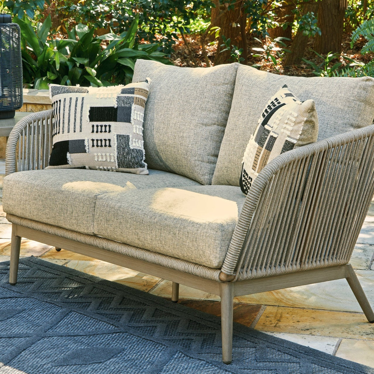 Causeuse extérieure en tissu beige avec coussins - Swiss Valley