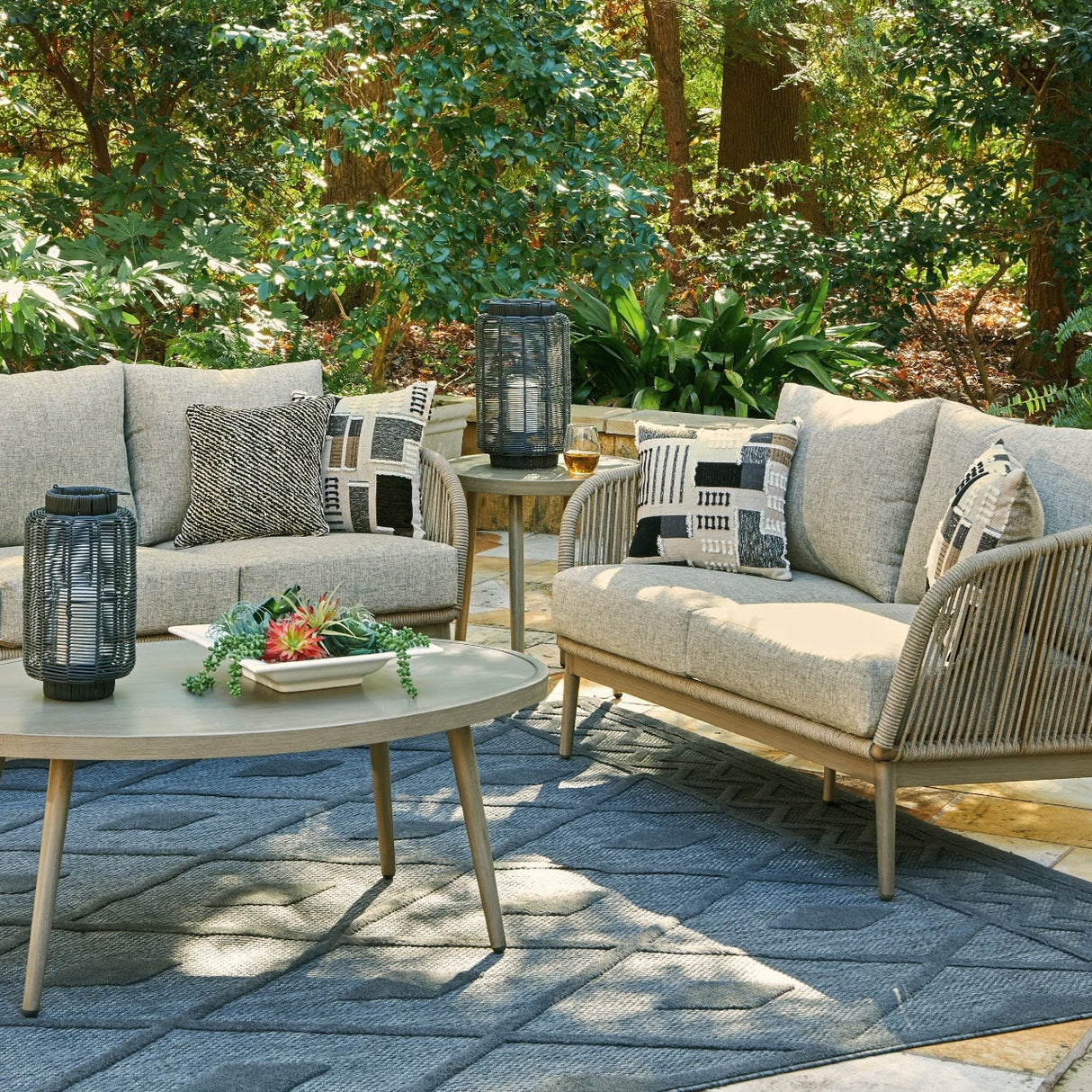 Causeuse extérieure en tissu beige avec coussins - Swiss Valley