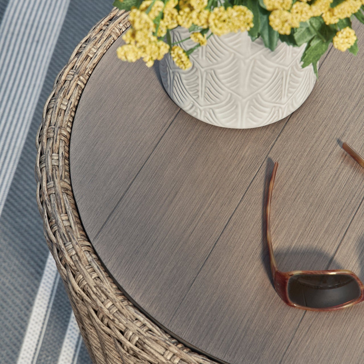 Table de bout extérieure en résine tressée et aluminium beige - Danson