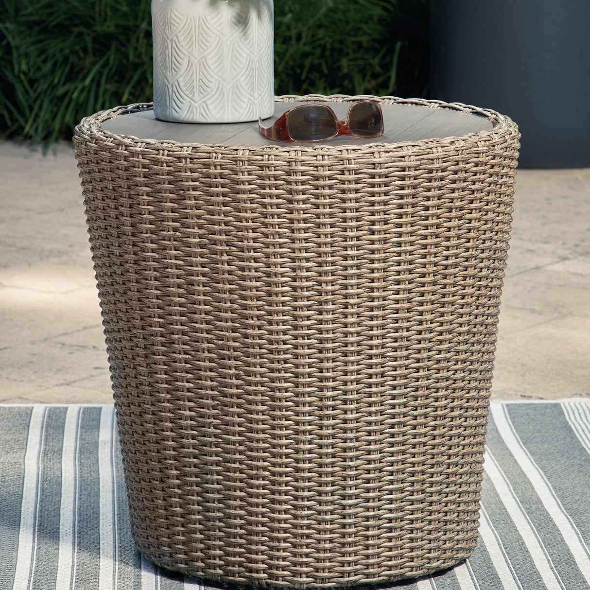 Table de bout extérieure en résine tressée et aluminium beige - Danson