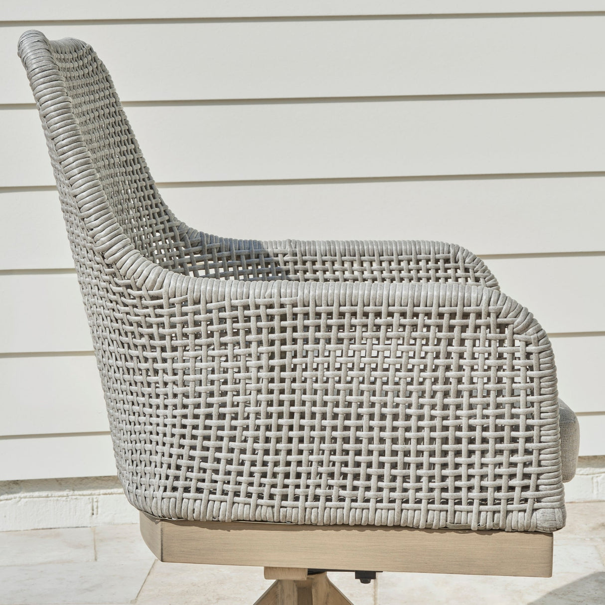 Ensemble de 2 chaises pivotantes extérieures en tissu Nuvella et en osier gris pale - Seton Creek