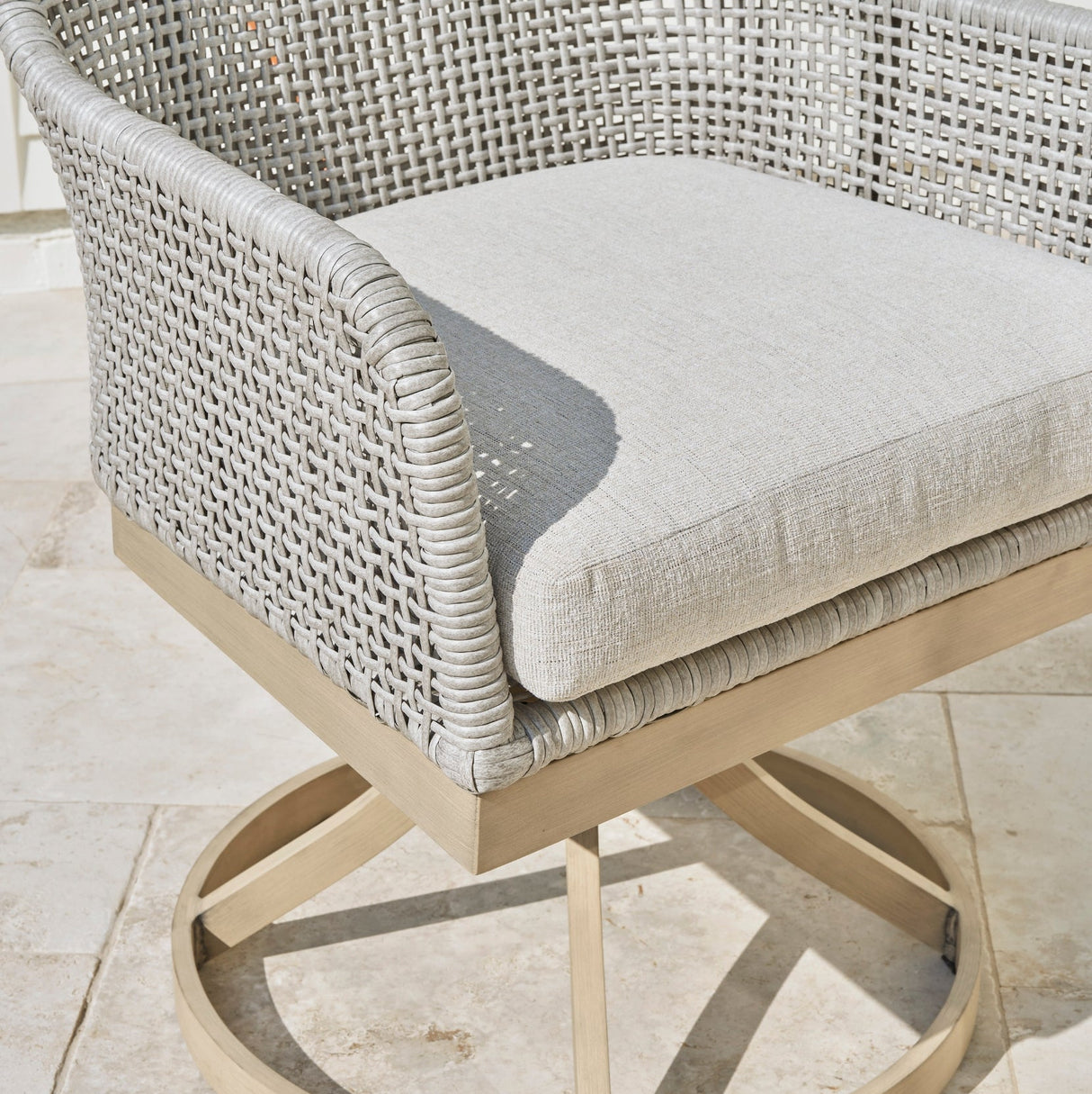 Ensemble de 2 chaises pivotantes extérieures en tissu Nuvella et en osier gris pale - Seton Creek