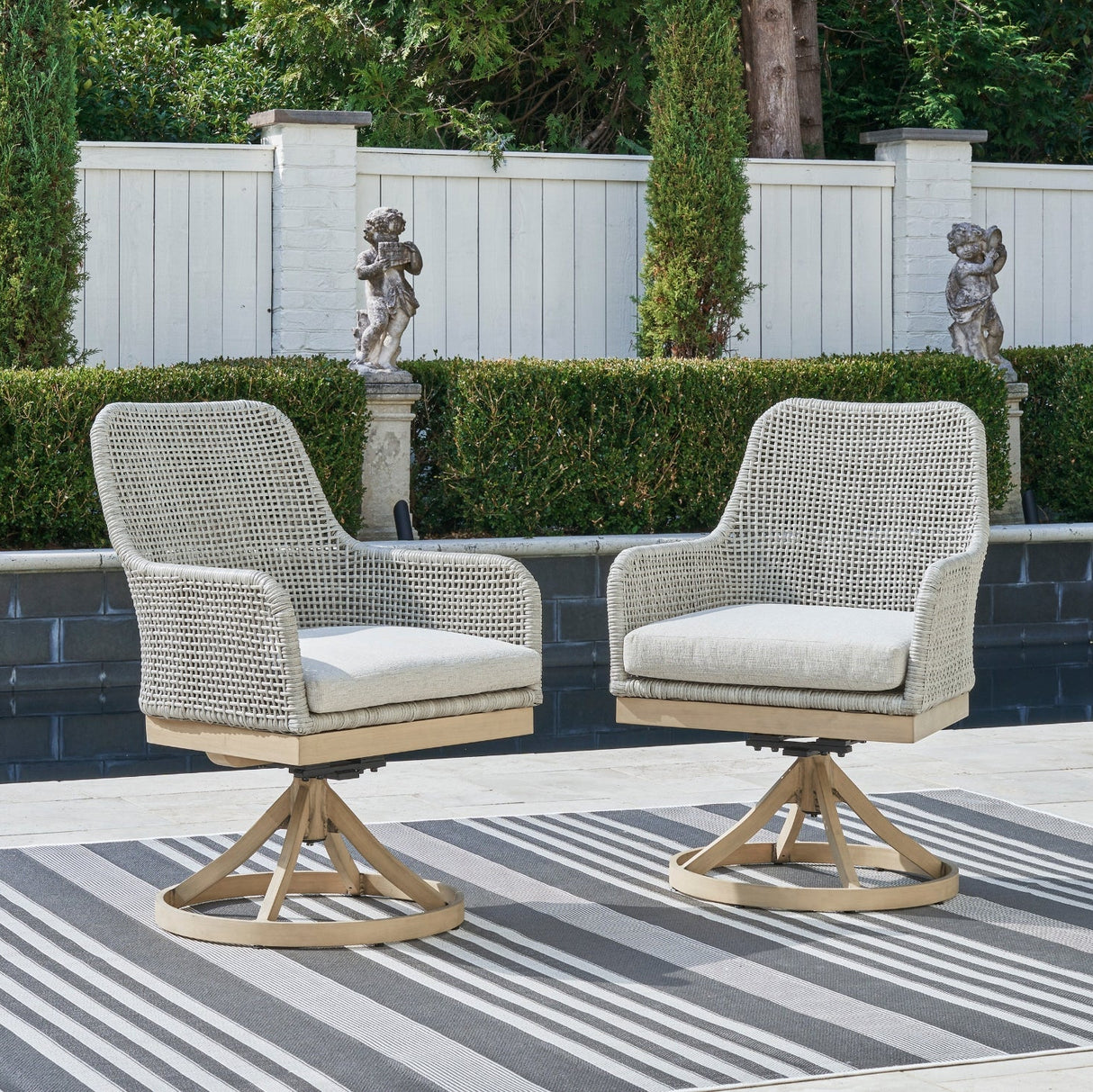 Ensemble de 2 chaises pivotantes extérieures en tissu Nuvella et en osier gris pale - Seton Creek