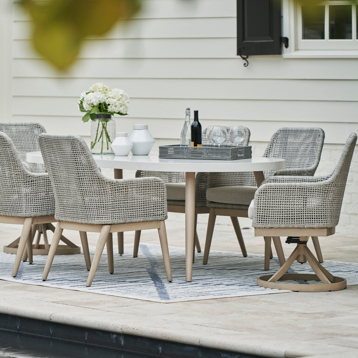 Ensemble de 2 chaises pivotantes extérieures en tissu Nuvella et en osier gris pale - Seton Creek