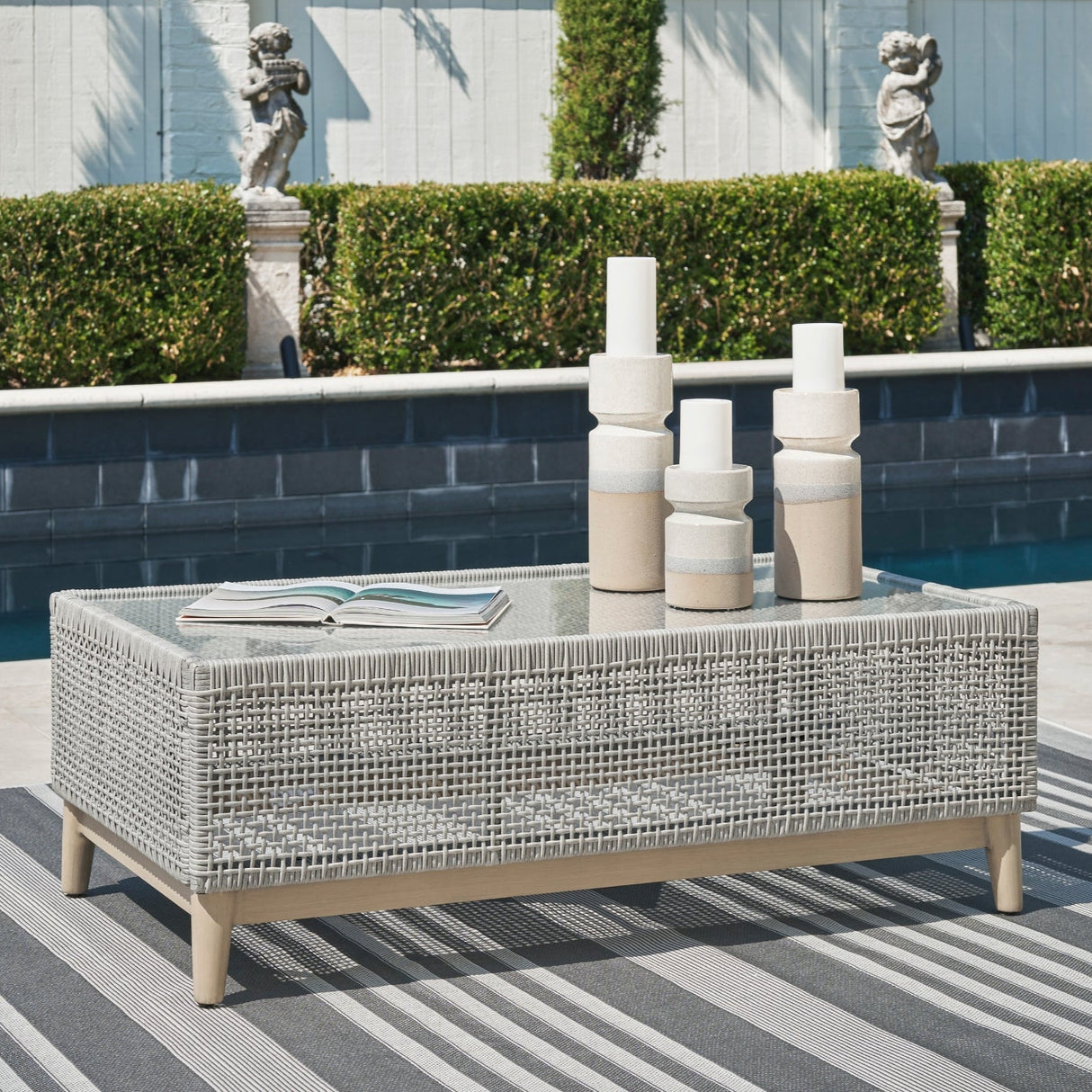 Table basse extérieure en résine grise - Seton Creek