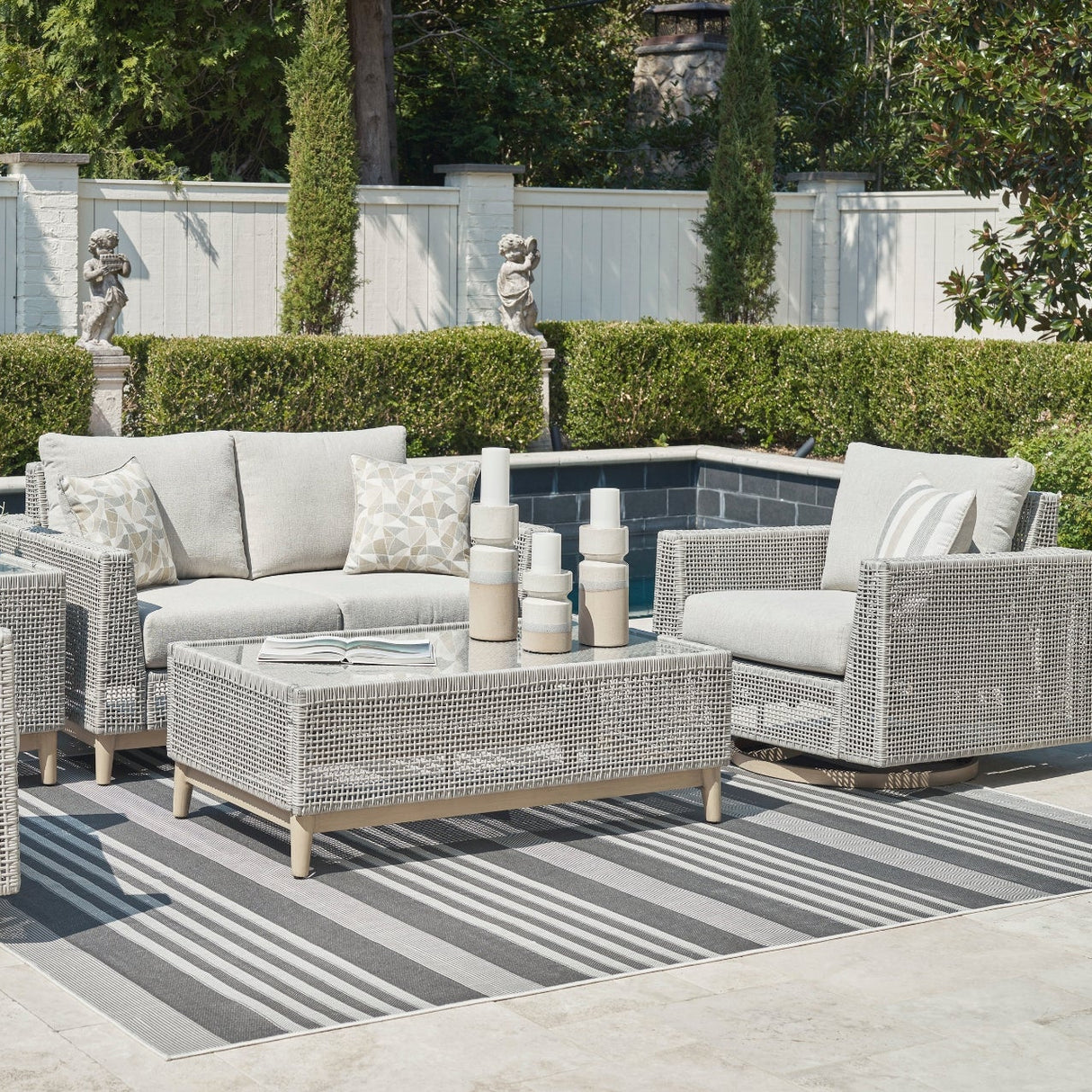 Table basse extérieure en résine grise - Seton Creek