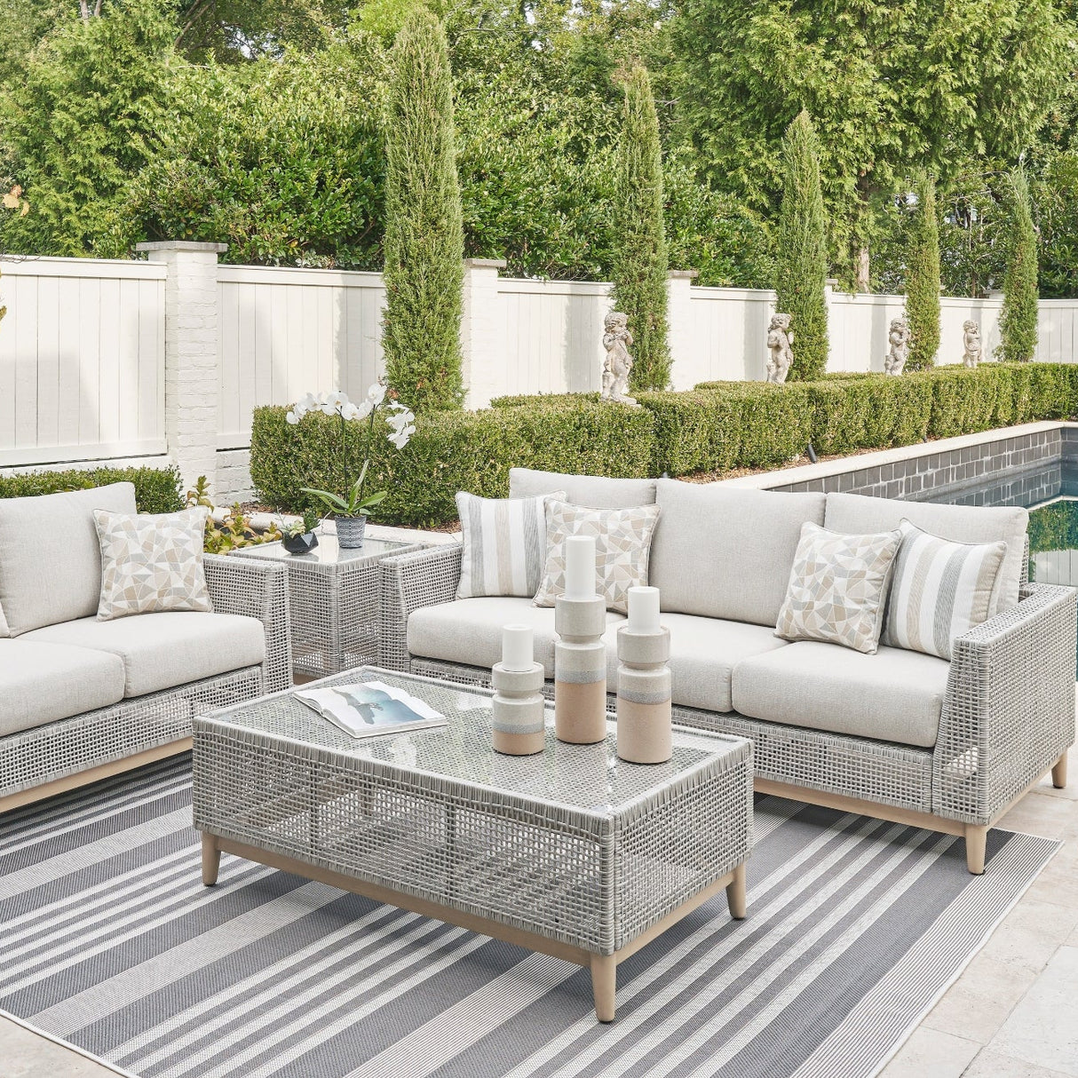 Table basse extérieure en résine grise - Seton Creek