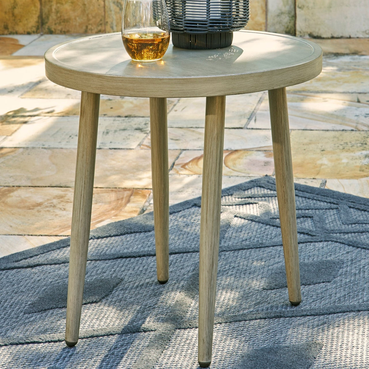 Table de bout extérieure en bois brun clair et aluminium - Swiss Valley