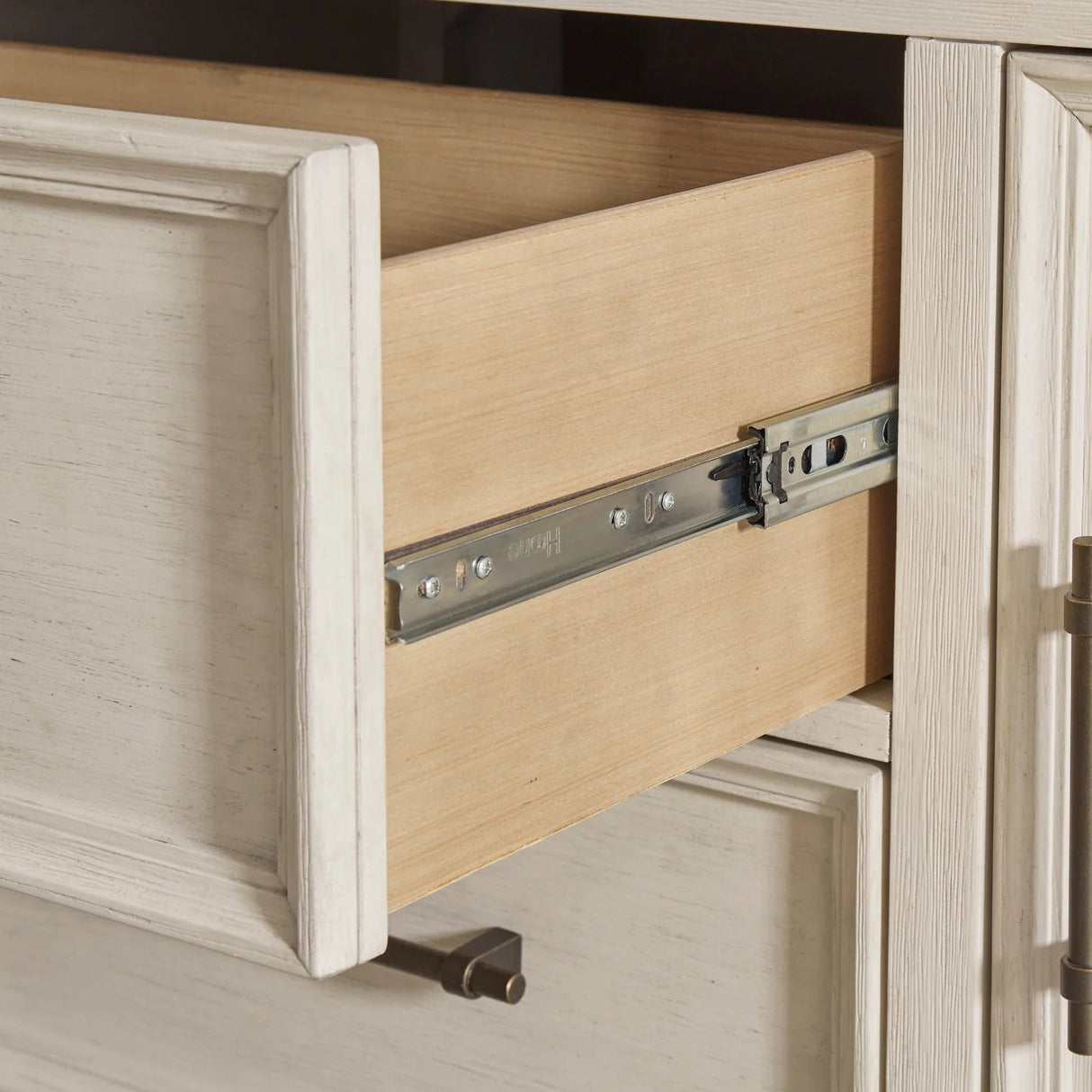 Table de chevet en bois/placage bicolore avec 2 tiroirs - Shaybrock